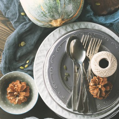 Şükran günü yemeği natürmort, squash ve plakaları ile. Kare