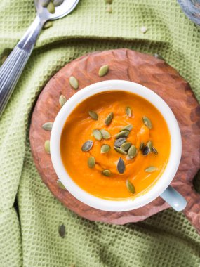 Kabak kremalı çorba. Dikey. Portre