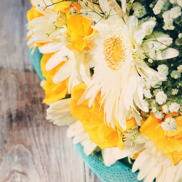 Flores amarillas y blancas sobre fondo de madera. Tonificado — Foto de Stock