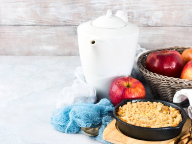 Ev tavada parçalamak elma yaptı. kopya alanı