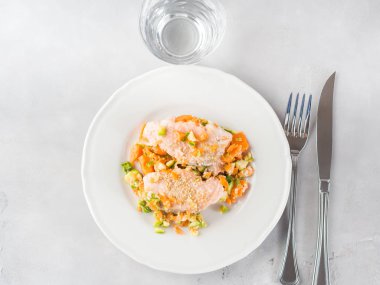 Havuç ve susam ile haşlanmış somon. Üstten Görünüm