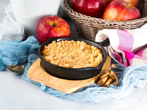 Kahvaltı ev yapımı elmalı kek ile ayarla