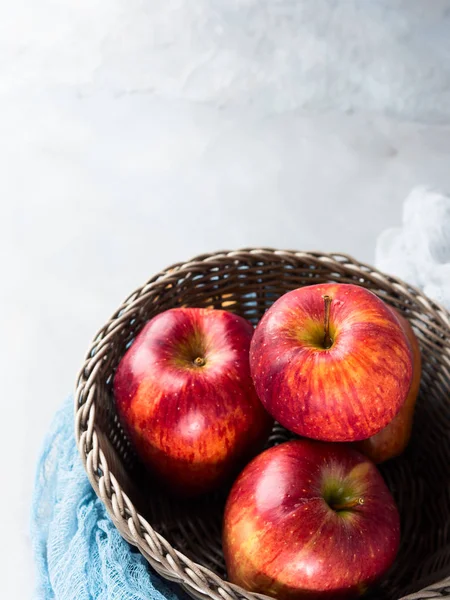Gray background with fresh apples in basket — Stock Photo, Image