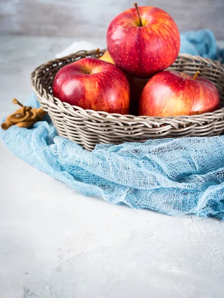 Fresh apples in basket on napkins. Copy space — Stock Photo, Image