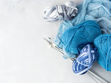 Renkli yün iplik örgü iğneleri ile kış. Metin için yer