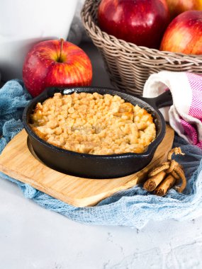 Ev yapımı elmalı kek. Dikey