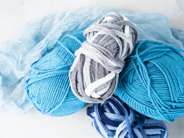 Hilados de lana de colores fríos con agujas de tejer — Foto de Stock