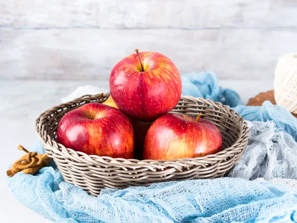 Свежие яблоки в корзине на салфетках. Здоровое питание — стоковое фото