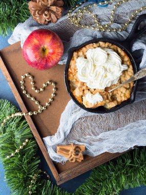 Elmalı kek ve krem sevgi ile pişirilir. Dikey