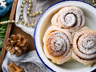 Tarçın rulo çörek emaye kase. Üstten Görünüm