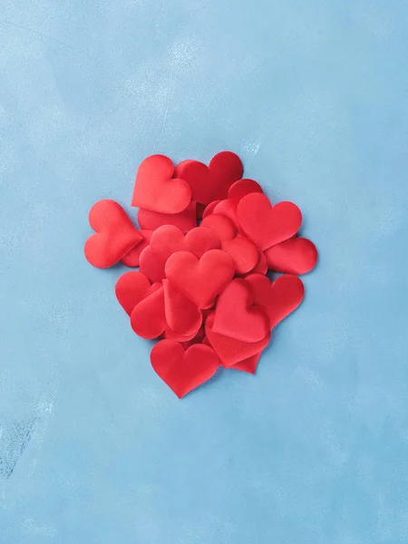 Rode harten op een gestructureerde achtergrond. Verticale Valentijn — Stockfoto