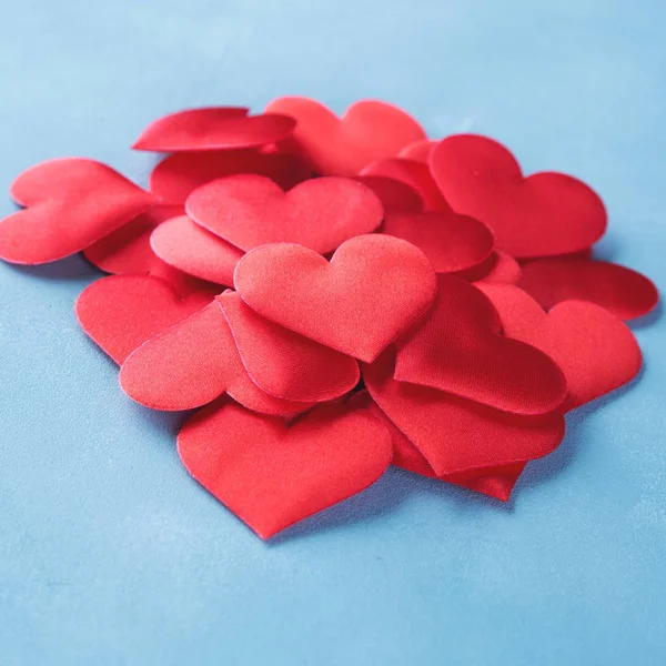 Rode harten Valentijn op gestructureerde achtergrond. Plein — Stockfoto