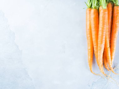 Taze çiğ havuç ile gri arka plan