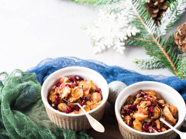 Elma tatlı nar taneleri ile pişmiş Noel