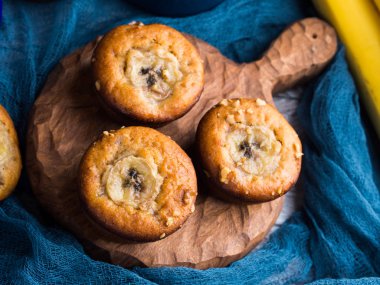 Sadece muz kekler mavi peçete üzerinde pişmiş