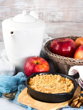 Ev dökme demir tavada parçalamak elma yaptı. Dikey