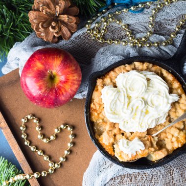 Apple Noel ev yapımı tatlı harap. Kare