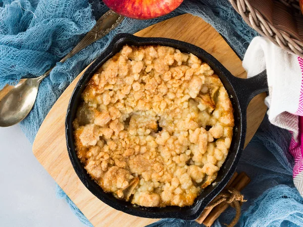 Home made apple crumble in cast iron skillet — Stock Photo, Image