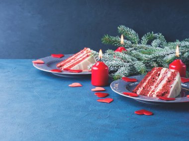 Kırmızı kadife kek dilimi Sevgililer günü tatlı