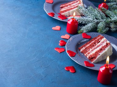 Kırmızı kadife kek dilimi Sevgililer günü tatlı