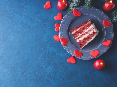 Kırmızı kadife kek dilimi Sevgililer günü tatlı