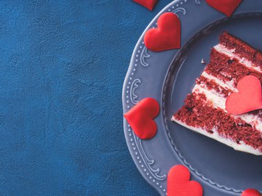Kırmızı kadife kek dilimi Sevgililer günü tatlı