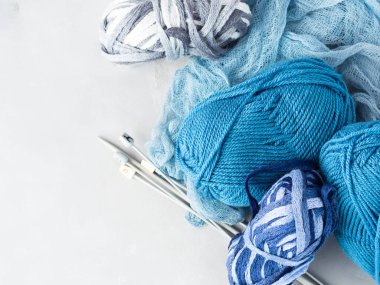 Kış renkli yün iplik örgü iğneleri ile