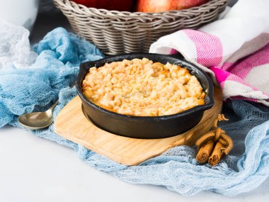 Dökme demir tavada ev yapılmış elmalı kek