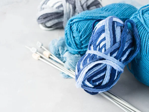 Hilado de lana de color de invierno con agujas de punto — Foto de Stock