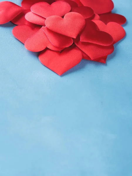 Червоні серця на текстурованому фоні — стокове фото