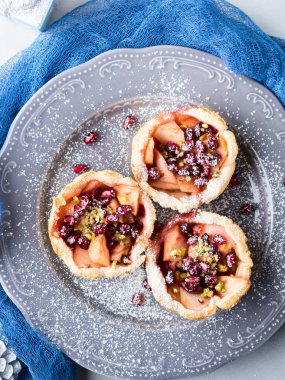 Nar taneleri ile Noel mini elmalı turta. Üstten Görünüm