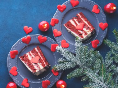 Kırmızı kadife kek dilimi Sevgililer günü tatlı