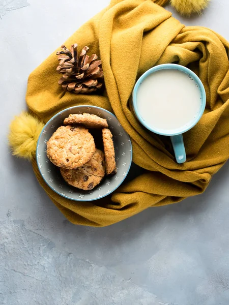 Mug of tea with milk and cookies in a soft winter scarf — Stock Photo, Image