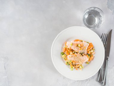 Beyaz tabakta sebze ile somon. Öğle Yemeği kopya alanı