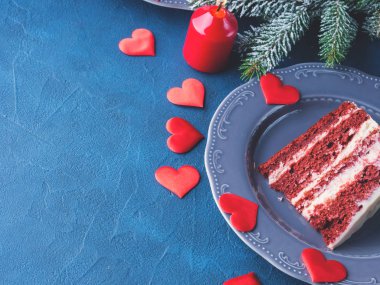 Kırmızı kadife kek dilimi Sevgililer günü tatlı