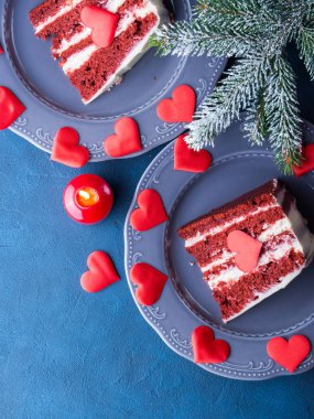Kırmızı kadife kek dilimi Sevgililer günü tatlı