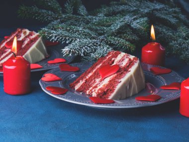 Kırmızı kadife kek dilimi Sevgililer günü tatlı