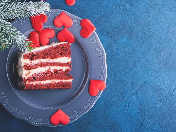 Kırmızı kadife kek dilimi Sevgililer günü tatlı