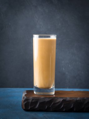 Kahve ve krem koyu arka plan üzerinde uzun cam