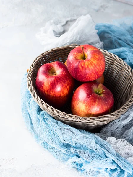 新鲜的红苹果在篮子里。健康的饮食。垂直 — 图库照片