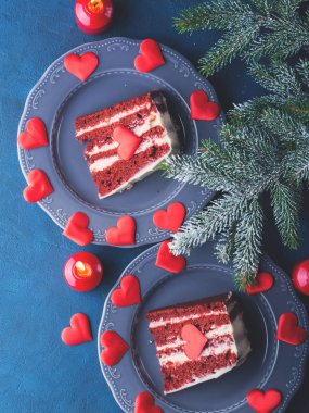 Sevgililer günü için kırmızı kadife pasta dilimi. Dikey
