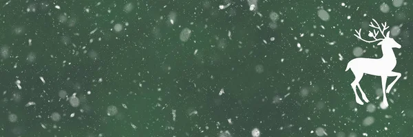Зеленый длинный фон баннера с оленем и снегом — стоковое фото