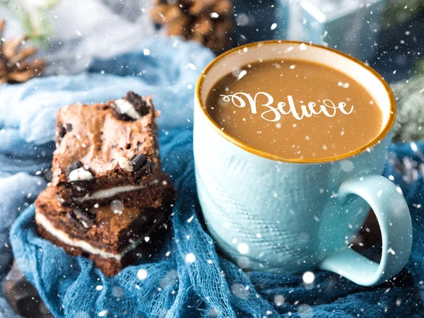 Brownies und Kaffee mit fallendem, verträumtem Schnee — Stockfoto