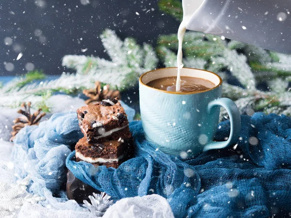 Frischkäse-Brownies und Kaffee mit Milch. Schnee — Stockfoto