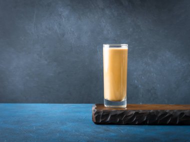 Kahve ve krem koyu arka plan üzerinde uzun cam