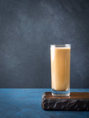 Kahve ve krem koyu arka plan üzerinde uzun cam