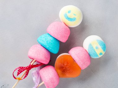 Renkli lokum kek erkek ve kadın yüz çıkar