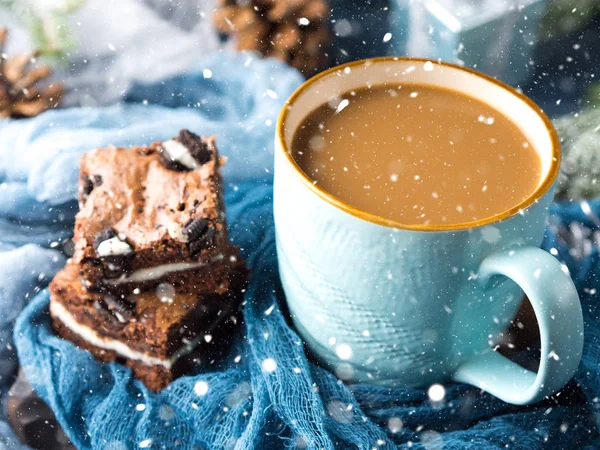 Brownies und Kaffee bei fallendem Schnee — Stockfoto