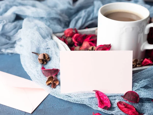 Nota de papel en blanco para el día de San Valentín y taza de café — Foto de Stock