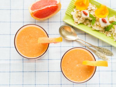 Greyfurt smoothie muz, yulaf ve tofu ile